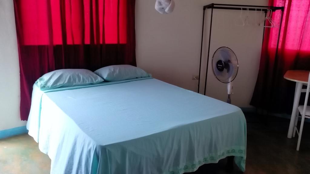 Waikiki Guest House Treasure Beach Room photo